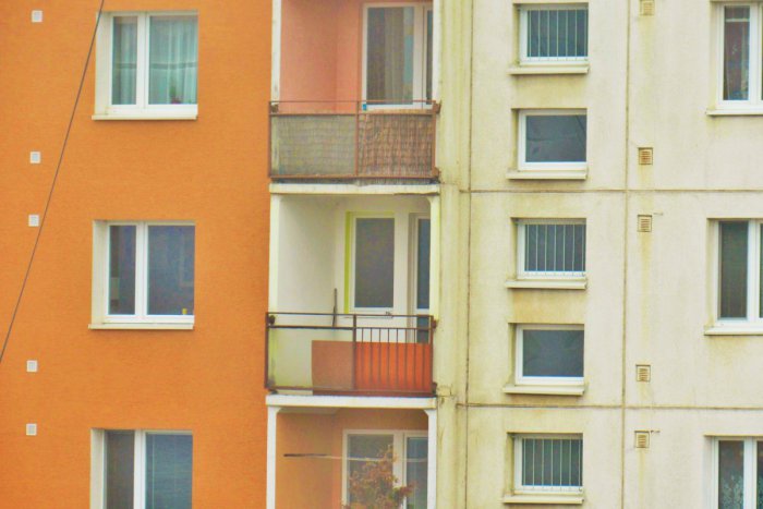 Ilustračný obrázok k článku Kuriózny zásah hasičov v Prešove: Dôchodkyňa stála na vonkajšej strane balkóna!