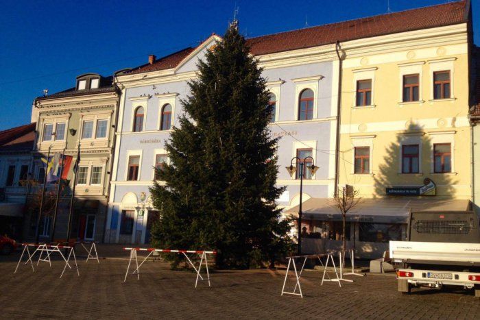 Ilustračný obrázok k článku FOTO: Námestie už zdobí vianočný stromček!