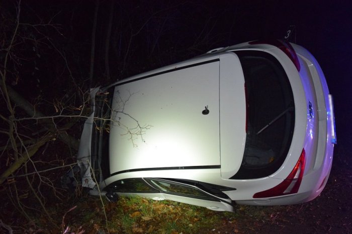 Ilustračný obrázok k článku FOTO z miesta havárie: Osobné auto zišlo mimo cesty a narazilo do stromu!