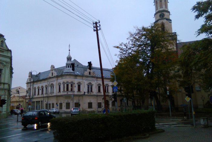 Ilustračný obrázok k článku FOTO: Hrozba nad hlavami Lučenčanov. Čo mesto zamýšľa s naklonenými stĺpmi?
