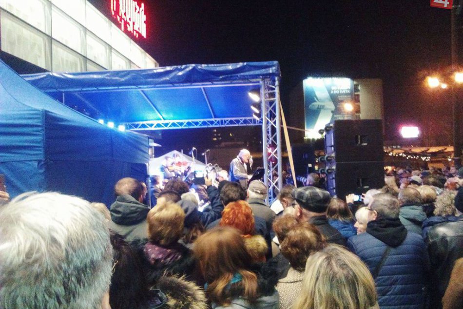 Ilustračný obrázok k článku Vianočné trhy pred Auparkom: Stánky praskali vo švíkoch! FOTO