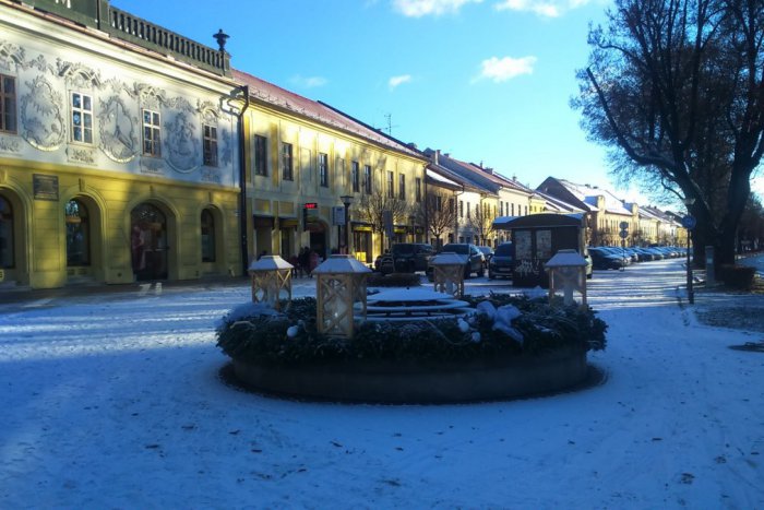 Ilustračný obrázok k článku Perinbaba sa postarala o zimnú atmosféru: Spišská sa zobudila do bieleho rána, FOTO