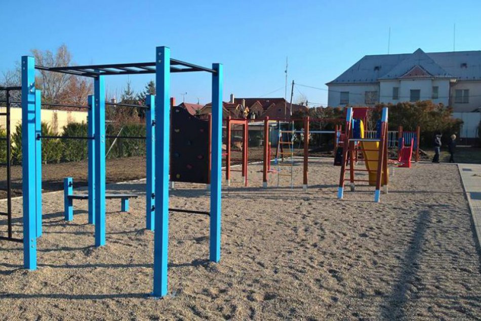 Ilustračný obrázok k článku Už slúži najmenším: Detské ihrisko v Šulekove je otvorené, FOTO