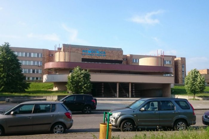 Ilustračný obrázok k článku K nemocnici v Petržalke sa nedostanete. Polícia uzavrela cestu