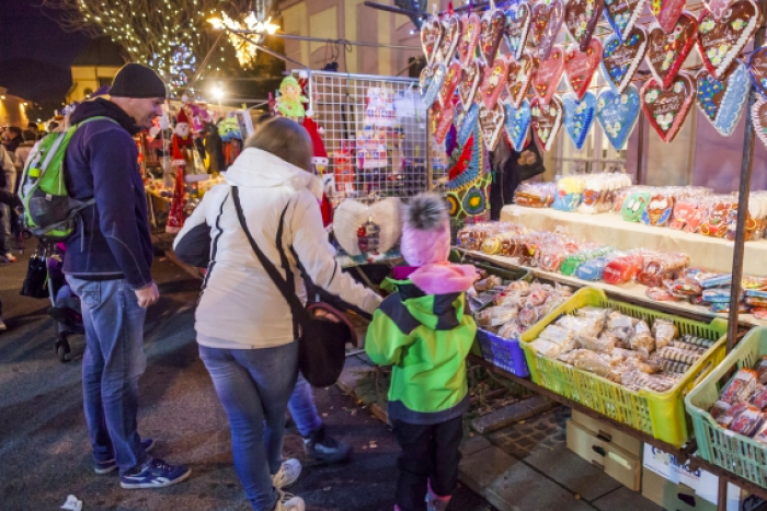 Ilustračný obrázok k článku Zimnú sezónu odštartuje Mikulášsky jarmok: Na námestí panuje atmosféra Vianoc
