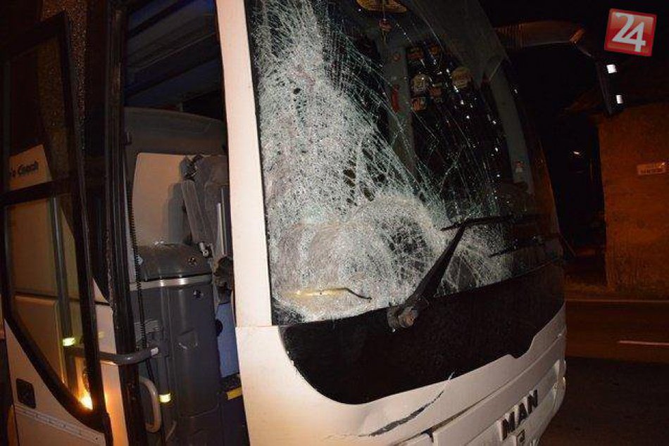 Ilustračný obrázok k článku Hrozivá nehoda neďaleko Bratislavy: Autobus s 39 cestujúcimi sa zrazil s cisternou