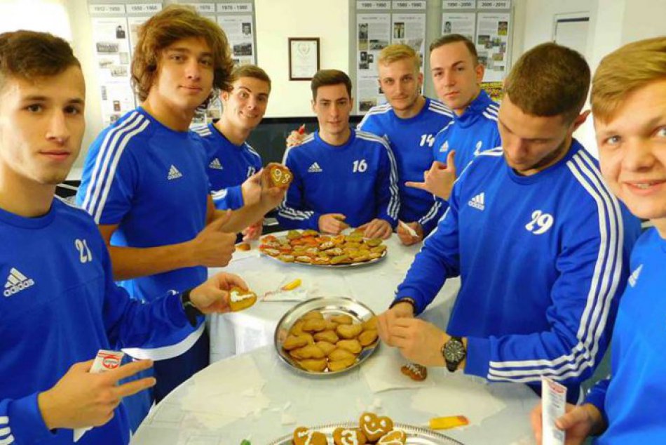 Ilustračný obrázok k článku FOTO, aké sa len tak nevidí: Michalovskí futbalisti v dresoch zdobili medovníky