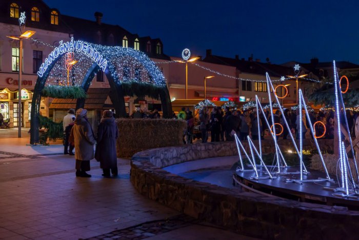 Ilustračný obrázok k článku Vianočnú dedinu vo Zvolene otvorí koncert Koščovej. NOVINKOU je zvonička šťastia