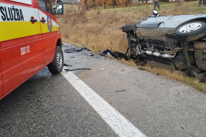 Ilustračný obrázok k článku Čelná zrážka v protismere: Auto skončilo v priekope, na mieste zranení cestujúci
