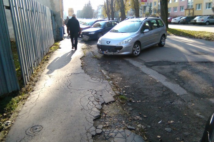 Ilustračný obrázok k článku FOTO: Opravy ciest a chodníkov v Lučenci. Kde sa práce ešte ani nezačali?