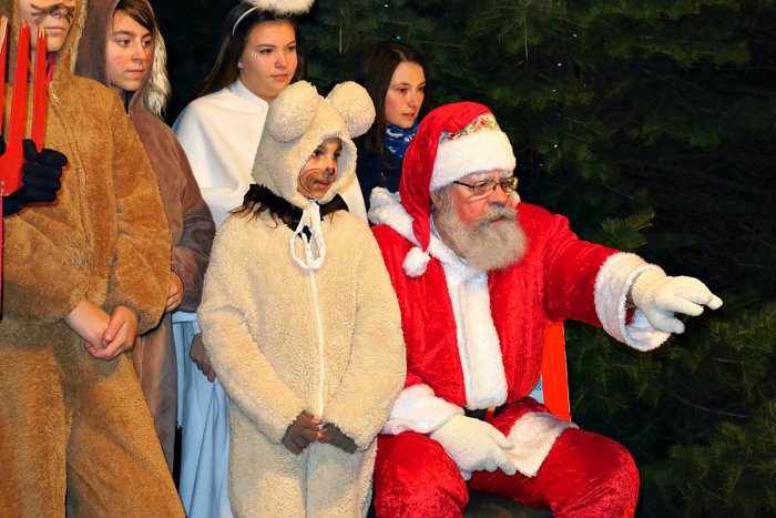 Ilustračný obrázok k článku PRVÉ ZÁBERY: Mikuláš potešil deti a rozsvietil vianočný stromček