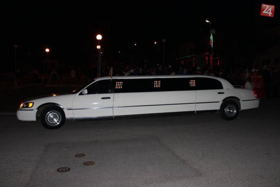 Ilustračný obrázok k článku FOTO: Príchod Mikuláša v poriadne veľkom štýle. Na Skýcov ho priviezla limuzína!