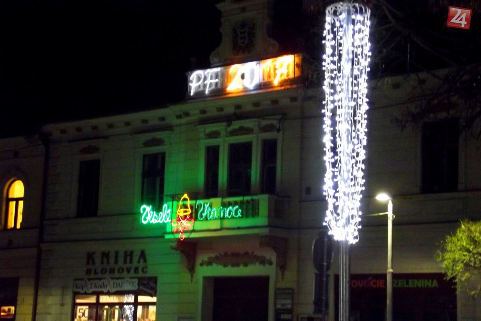 Ilustračný obrázok k článku Už je na svojom mieste: Takto vyzerá nová vianočná výzdoba v Hlohovci, FOTO