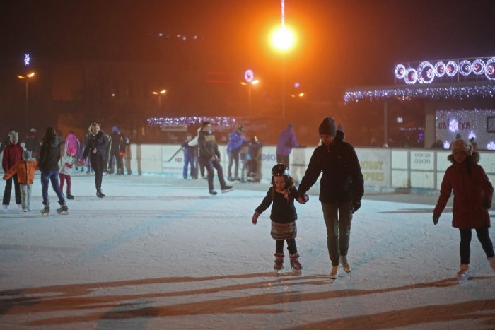 Ilustračný obrázok k článku Zvolenčania sa korčuľovať na námestí nebudú: KDE si však môžu užiť zábavu na ľade?