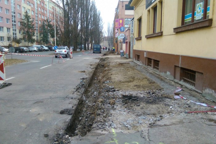 Ilustračný obrázok k článku FOTO: Ďalší chodník v Lučenci rozkopaný. Kedy by sme mohli chodiť po novom?