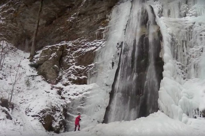 Ilustračný obrázok k článku Tip na výlet v okolí Žiliny: Šútovský vodopád počas zimy ponúka krásne obrazy