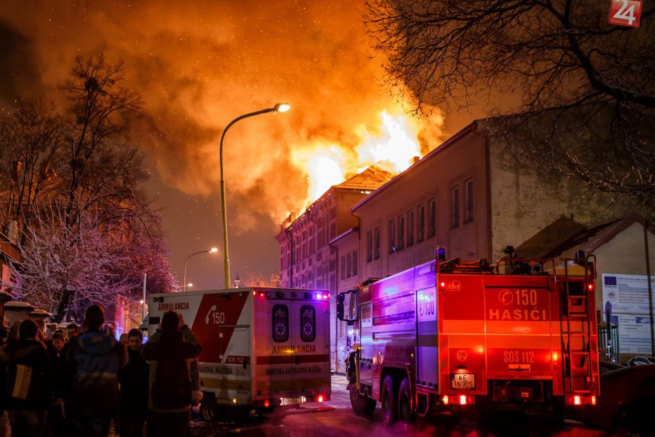 Ilustračný obrázok k článku FOTO: Hasiči bojujú s veľkým požiarom budovy Prírodovedeckej fakulty UPJŠ v Košiciach