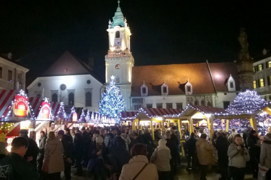 Ilustračný obrázok k článku Zohrejte sa s priateľmi pri pohári punču. Prehľad vianočných trhov v Bratislave