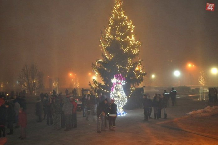 Ilustračný obrázok k článku HLASUJTE: Vianočná výzdoba rozdelila Lučenčanov. Do ktorého tábora patríte?