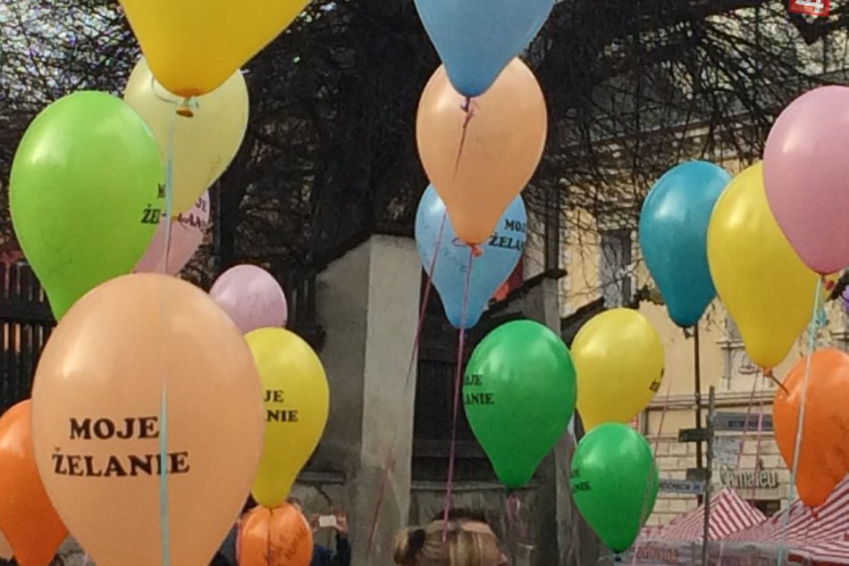 Ilustračný obrázok k článku Poprad púšťal balóny so želaniami: Nebo plné farieb a detských snov