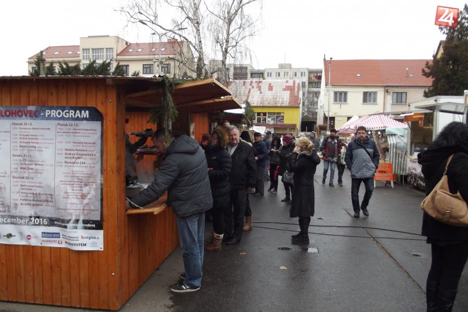 Ilustračný obrázok k článku Hlohovec už začal žiť vianočnými trhmi: Zábery z centra mesta