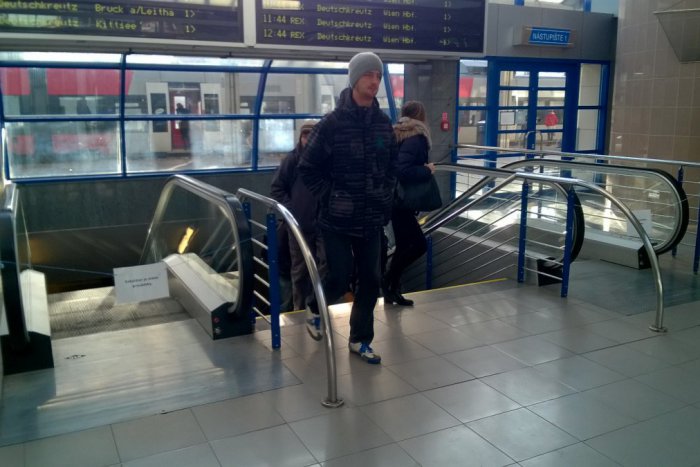 Ilustračný obrázok k článku Nefungujúce eskalátory na petržalskej stanici: Nie sú peniaze na ich prevádzku