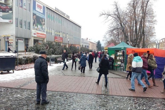 Ilustračný obrázok k článku Humenné už začalo žiť vianočnými trhmi: Prvé zábery z centra mesta