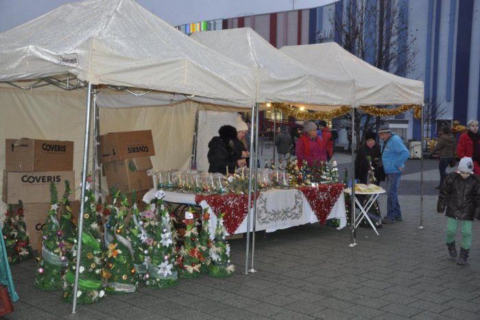 Ilustračný obrázok k článku Vianočné trhy v Lučenci začínajú. Ponúknu vláčik, občerstvenie aj koníky