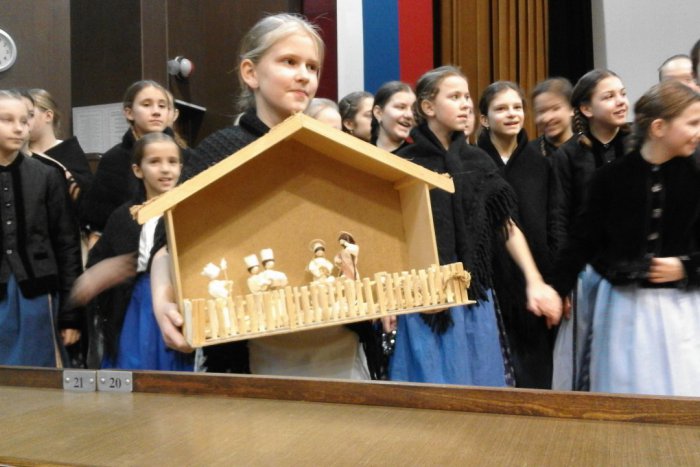 Ilustračný obrázok k článku VIDEO: Milé prekvapenie na zastupiteľstve, mladí folkloristi vinšovali poslancom