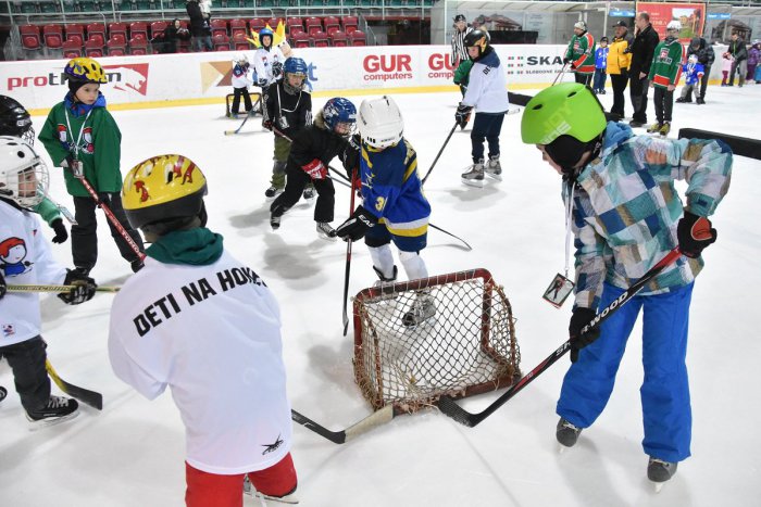 Ilustračný obrázok k článku Deti na hokej na popradský zimák: Stačia im korčule a dobrá nálada