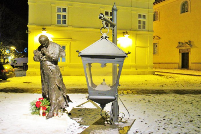 Ilustračný obrázok k článku Symbol Vianoc si môžete preniesť do príbytkov: Do Prešova príde Betlehemské svetlo