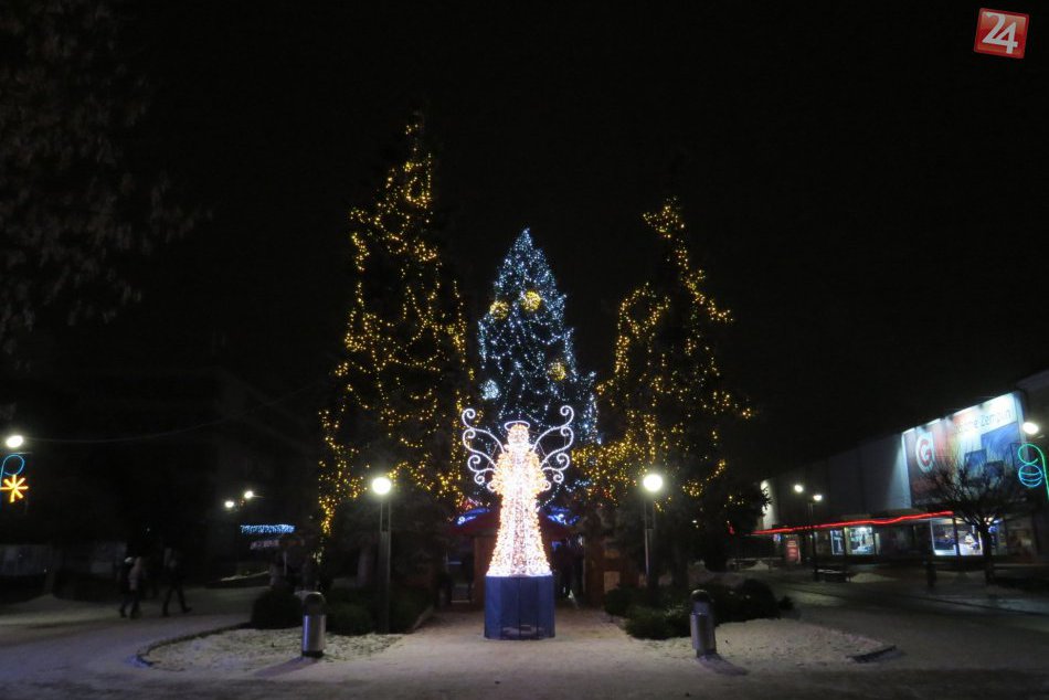Ilustračný obrázok k článku Vianočná výzdoba objektívom: Krásna atmosféra pri prechádzke nočnými Michalovcami