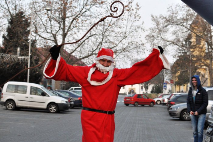 Ilustračný obrázok k článku V meste sa konal Vianočný beh Šaľou: Zahanbiť sa nedal ani Dedo Mráz
