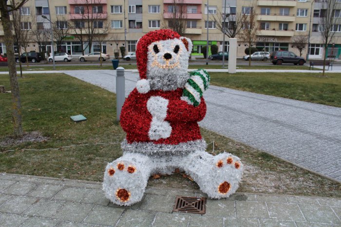 Ilustračný obrázok k článku Lučenčania o vianočnej výzdobe v uliciach. Výsledok hlasovania je jasný!