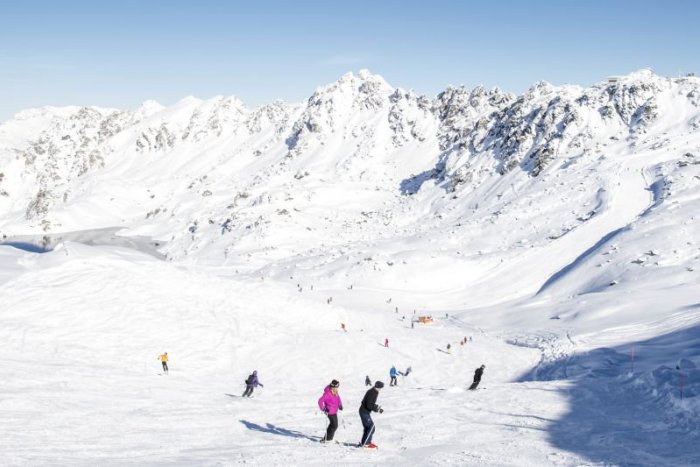 Ilustračný obrázok k článku Zimné športy a lyžovačka v zahraničí: Pozor na výstroj a poistenie!