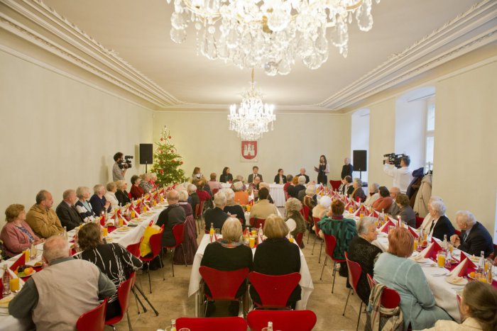 Ilustračný obrázok k článku Primátor pozval k sviatočnému stolu osamelých Bratislavčanov