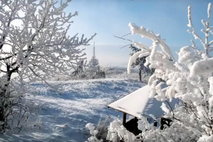 Ilustračný obrázok k článku VIDEO: Zobor ako z rozprávky, pokochajte sa ľadovou krásou nad Nitrou