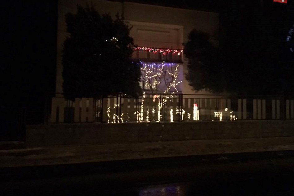Ilustračný obrázok k článku Vianočné svetielka v okolí Michaloviec: Pred domami môžete nájsť srnky aj soby