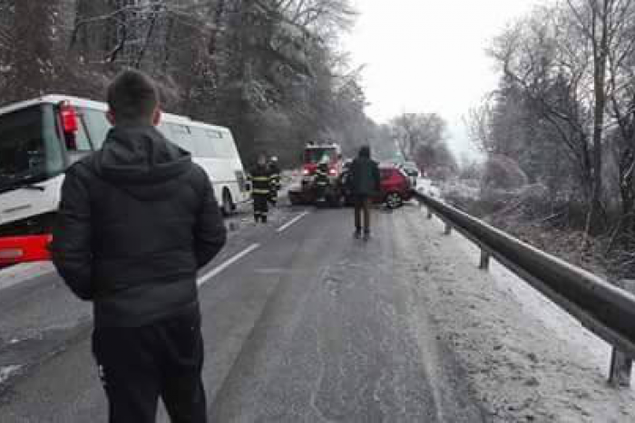 Ilustračný obrázok k článku Fotky z miesta nehody: Pri Humennom došlo k zrážke autobusu a auta