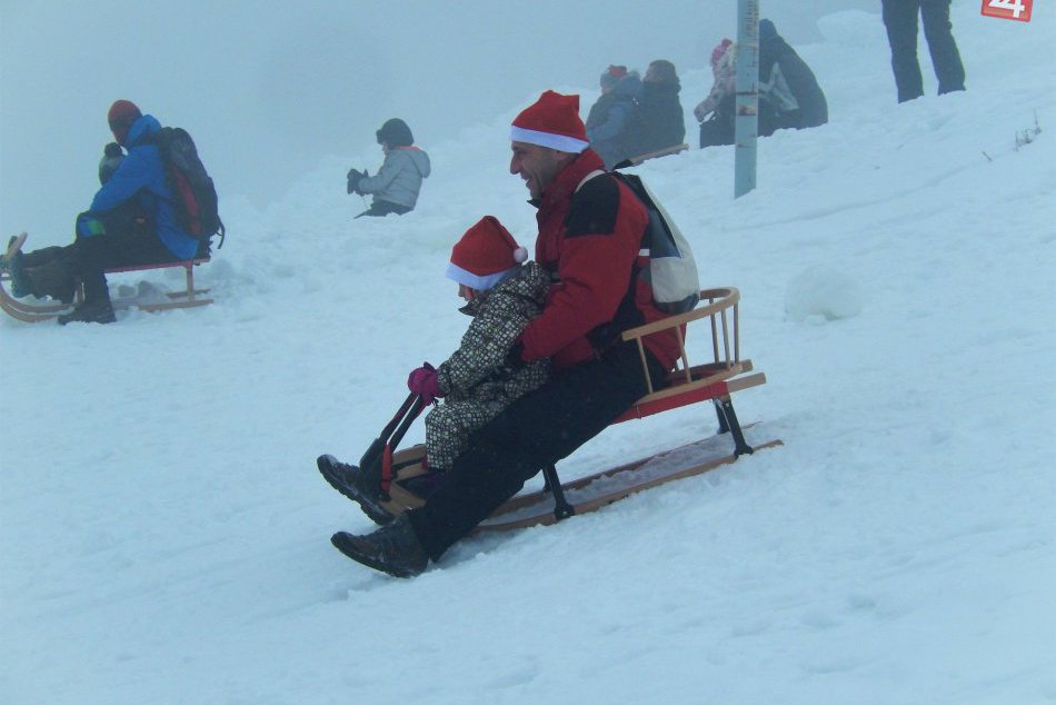 Ilustračný obrázok k článku FOTO a VIDEO: Štedrý deň na snehu. Desiatky Bystričanov sa bavili na Šachtičkách
