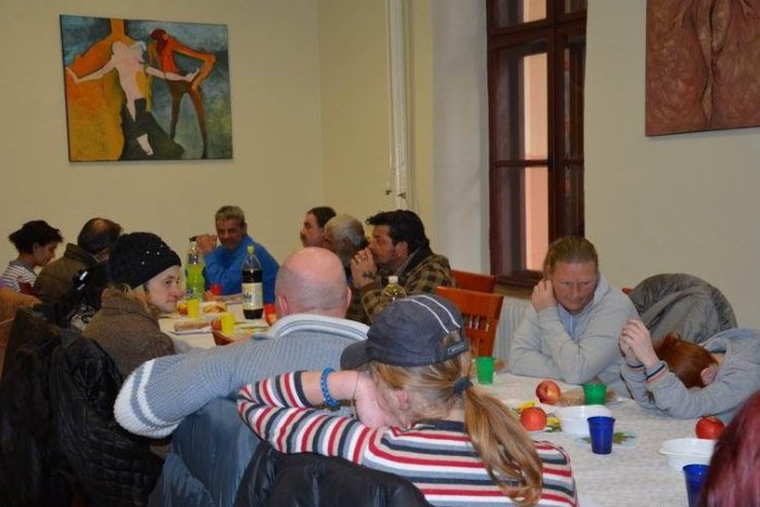 Ilustračný obrázok k článku Mesto bezdomovcom spríjemnilo sviatky: Dostali štedrú večeru aj darčeky