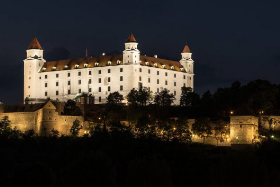 Ilustračný obrázok k článku Projekcia na stene Bratislavského hradu nám pripomenie dva významné pamätné dni