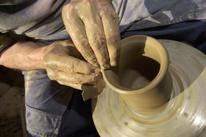 Ilustračný obrázok k článku Do Zlatých Moraviec zavíta známy hrnčiar: Ľudí bude učiť vytvárať keramiku