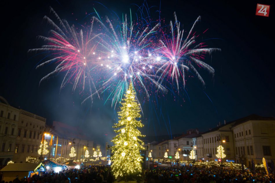 Ilustračný obrázok k článku FOTO: Žiarivá nádhera nad Bystricou. Novoročný ohňostroj prilákal tisícky ľudí