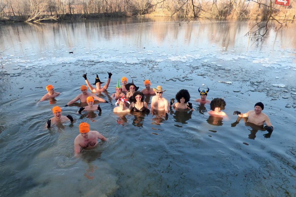 Ilustračný obrázok k článku V Kamenáči sa rozbíjal ľad na kúpanie: Trnavskí Bíli Medvedi oslavovali v rybníku, FOTO