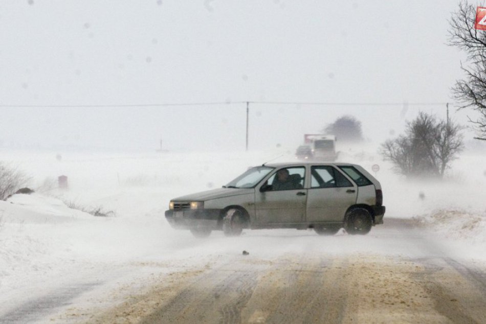 Ilustračný obrázok k článku Vodiči, na cestách pozor. Bystrický okres varujú pred snehovými jazykmi a závejmi