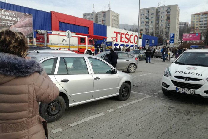 Ilustračný obrázok k článku FOTO: Rožňavský obchoďák evakuovali, čo sa tam deje?