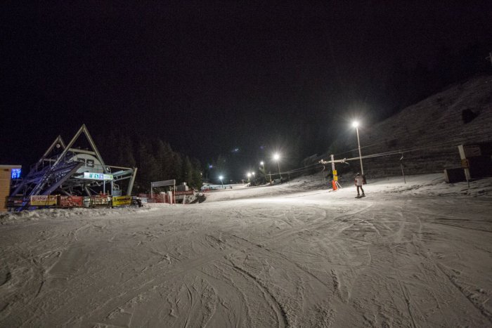 Ilustračný obrázok k článku Večerné lyžovanie v Mikuláši: Prehľad lyžiarských stredísk aj s cenníkom