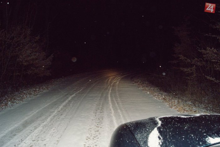 Ilustračný obrázok k článku Na okreskách pozor: Cestári upozorňujú na sneženie, poľadovicu i tvorbu snehových závejov