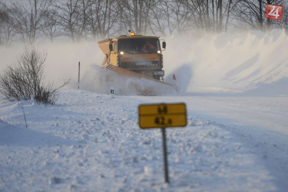 Ilustračný obrázok k článku Husté sneženie v okolí Košíc komplikuje dopravu: Pozor na skrížené kamióny a neprejazdnú cestu!
